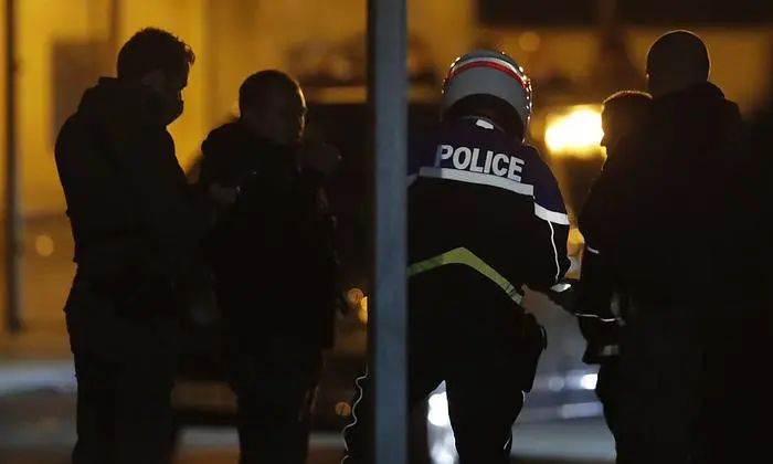 Polizisten am Tatort in  Conflans-Sainte-Honorine