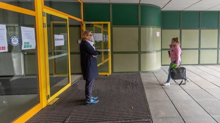 Direktorin Gerda Lichtberger heißt die Maturanten willkommen