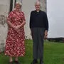 Josef Dallinger mit Mesnerin Maria Grundnig vor der Kirche in Friedlach