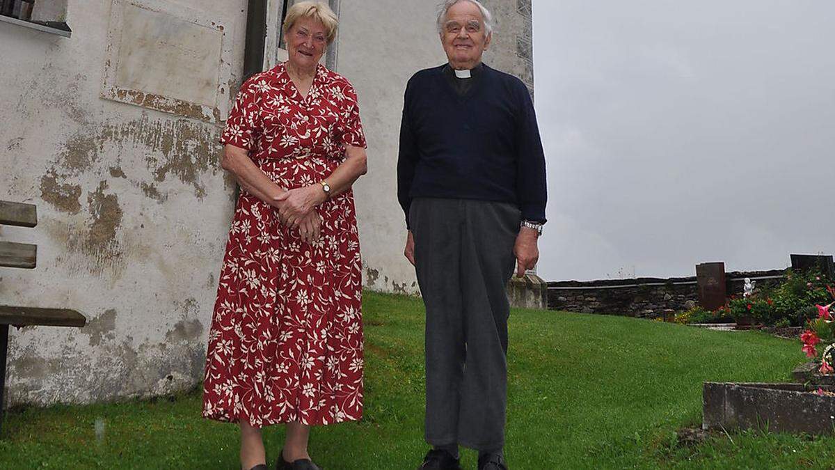 Josef Dallinger mit Mesnerin Maria Grundnig vor der Kirche in Friedlach