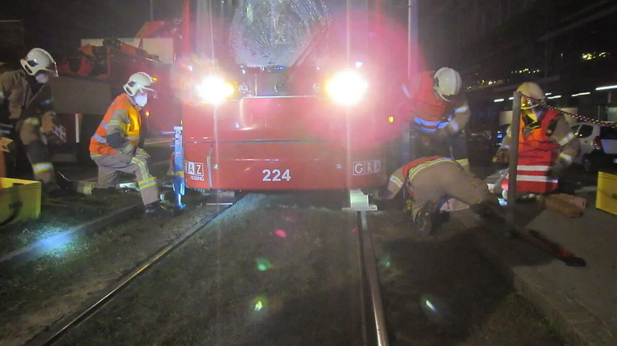 Die Straßenbahngarnitur musste von der Berufsfeuerwehr angebhoben werden, um das Unfallopfer bergen zu können