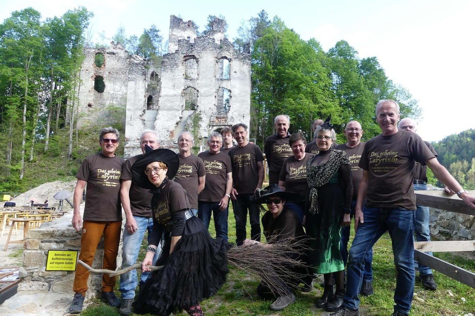Tanz, Musik und pure Mystik: Bei der Burgruine Waxenegg kamen „Hexen“ zur Walpurgisnacht zusammen