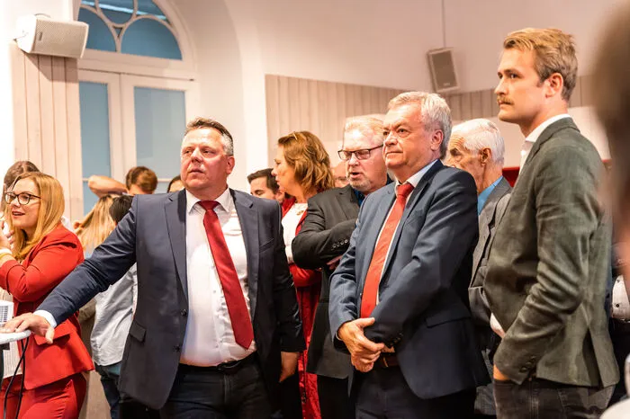 Zitterpartie: Michael Ehmann, Anton Lang verfolgen im SPÖ-Pavillon die wenig erfreuliche Hochrechnung ..