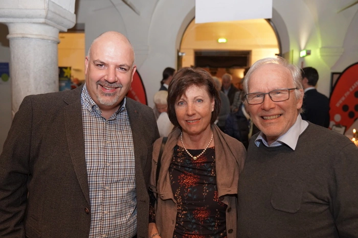 Der langjährige Sprecher von Ambidravi Vocal, Herbert Gugl (diesmal ganz entspannt im Publikum) mit Hans-Paul und Sigrid Brigola
