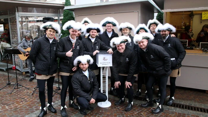 Dass auch Faschingsnarren in der Vorweihnachtszeit Adventlieder singen, sah man am Wochenende in der Bezirkshauptstadt. 