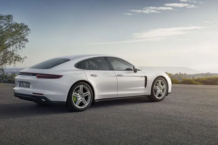 Porsche stellt auf der Messe in Paris das vierte Modell der Panamera-Familie vor, und zwar den Plug-in-Hybrid Panamera 4 E-Hybrid. Bis zu einer Reichweite von 50 Kilometern und einem Tempo von maximal 140 km/h kann der Allradler rein elektrisch unterwegs sein.