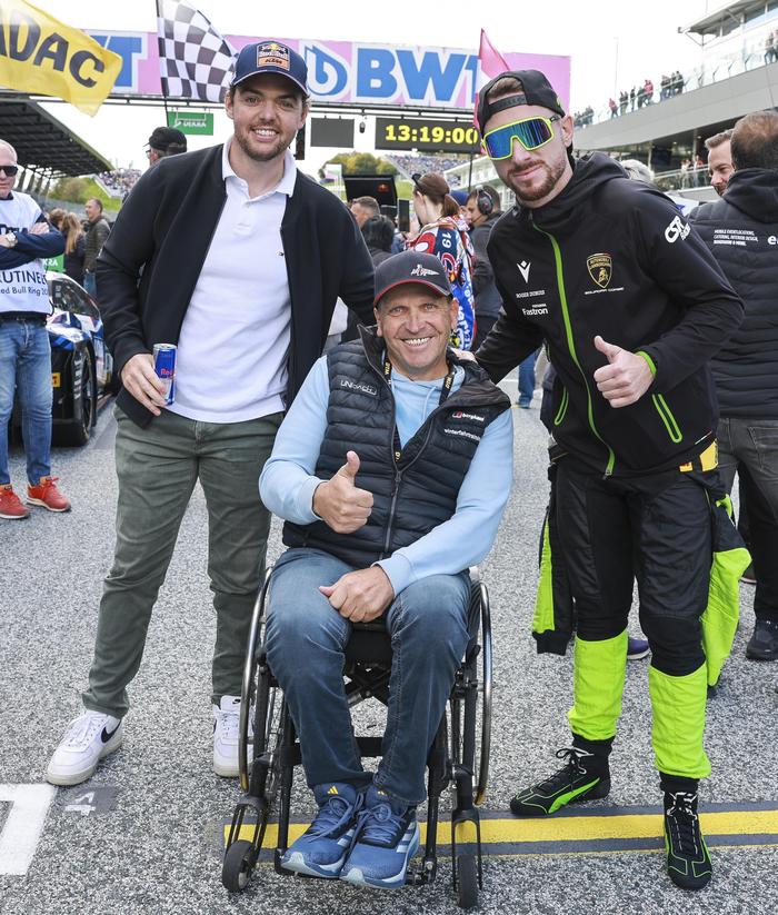 Matthias Walkner mit Heinz Kinigadner und DTM-Leader Mirko Bortolotti (von links)