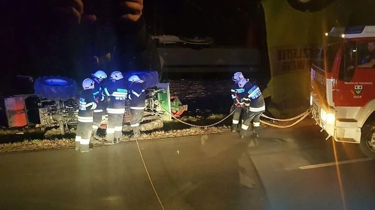 Die Feuerwehr Hof bei Straden barg den umgestürzten Traktor