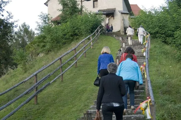 Die Kirche füllte sich nach und nach mit Besuchern und Ehrengästen.
