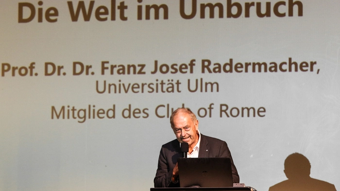 "Die Welt im Umbruch" lautete der Titel des Referats von Franz Josef Radermacher, der am 30. September auf Einladung des "Netzwerkes Lebenswert Wirtschaften" im Schladming Klang-Film-Theater  sprach.