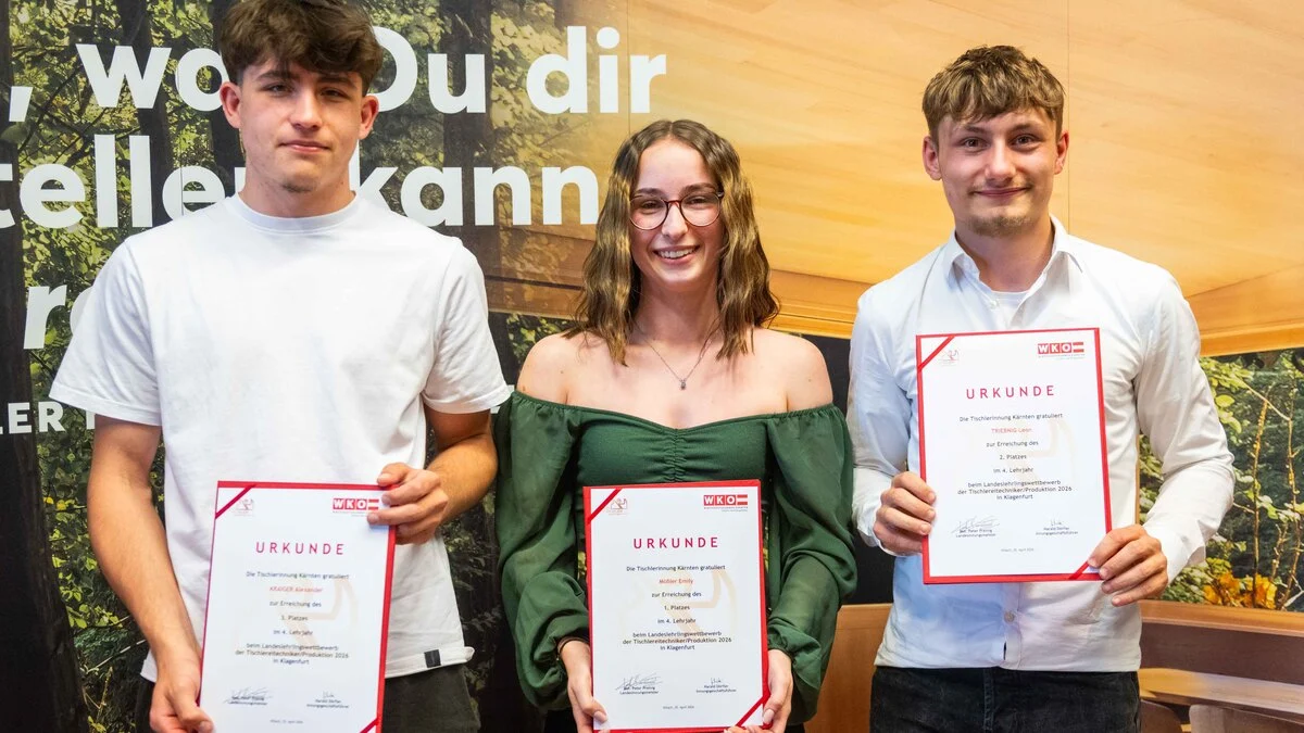 Drei junge Personen halten Urkunden
