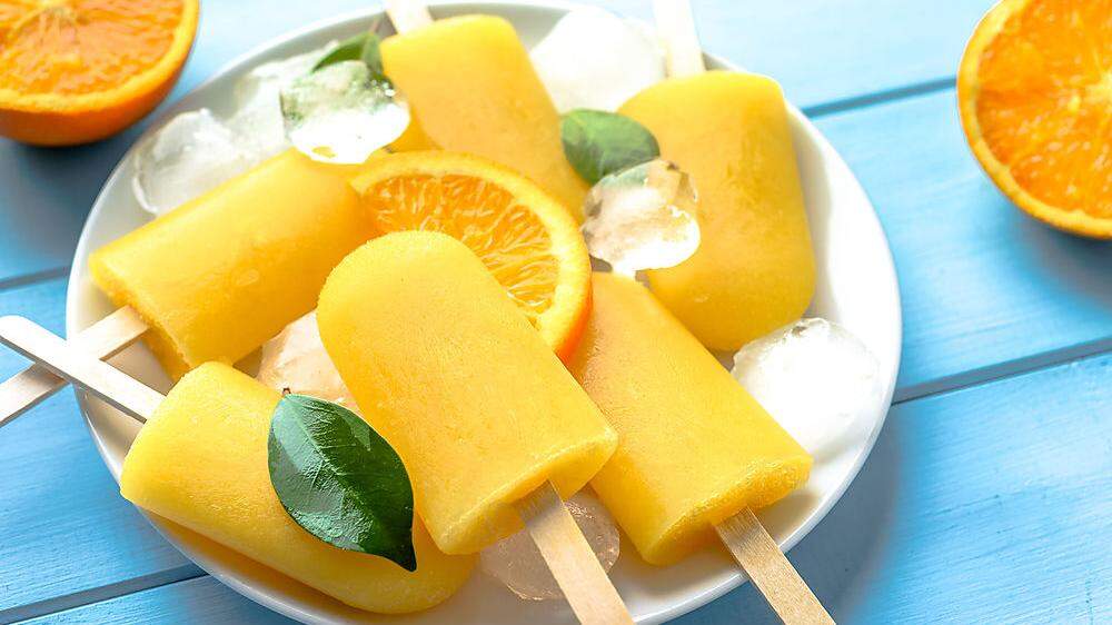 Fruchtig: Orangen-Pops auf Eis