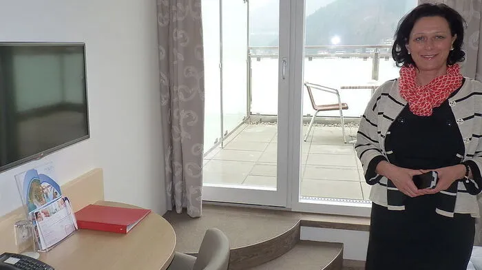 Elke Brandstätter präsentiert die neuen Zimmer mit Dachterrasse