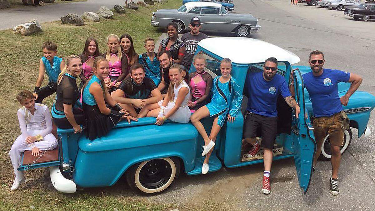 Der Jailhouse Rock ‘n’ Roll Club tanzte beim US- Car-Treffen in Faak auf. Organisator Harald Deutschmann (Zweiter rechts) freute sich