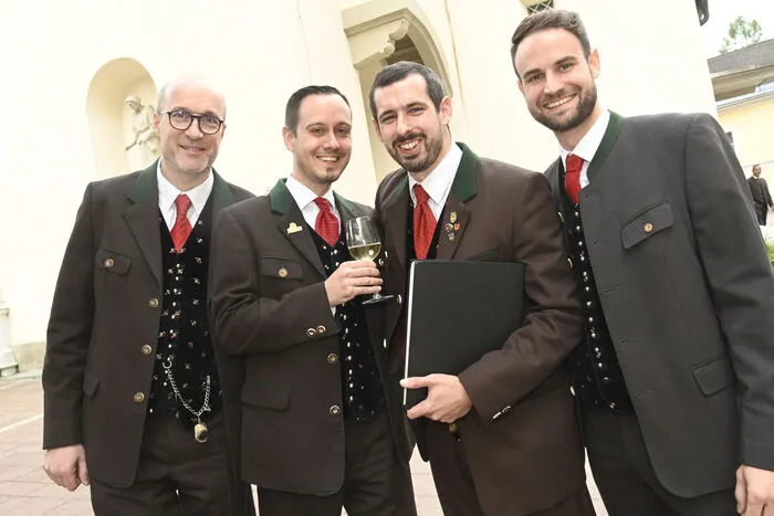 Moderator Lorenz Scherzer, MGV-Almrose Chorleiter Benjamin Buchacher, Stefan Gruber, Chorleiter des Chores der Kärntner in Graz mit seinem Vereinsobmann Philipp Assam (von links).