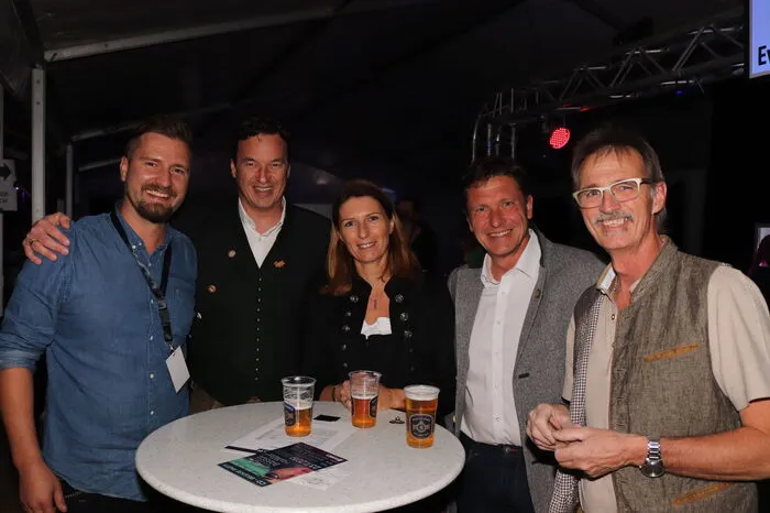 Nach dem traditionellen Bieranstich durch Bürgermeister Jochen Bocksruker und Freibier, solange der Vorrat reichte, wurde den Besuchern von „Wolkenlos“, Dominik Ofner, Marco Wagner, Marc Pircher und den „Aufgeigern“, die ihr 20-jähriges Bühnenjubiläum feierten, ein Musikprogramm vom Feinsten geboten.