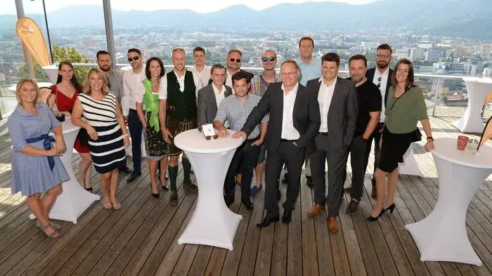 Bei der bereits vierten langen Nacht der jungen Wirtschaft am Schloßberg waren neben zahlreichen Unternehmern und Managern auch ÖVP-Chef und Außenminister Sebastian Kurz sowie – als Top-Referent – der Bio-Pionier und Sonnentor-Gründer Johannes Gutmann mit dabei.