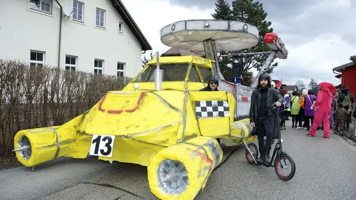 Am Sonntagsumzug der Ferlacher Narren war heuer dank des Star Wars-Hypes sogar ein Raumschiff am Start. Die Mario Brothers fuhren auch mit.