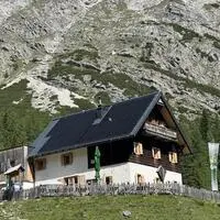 Vor den Dolomitenwänden liegt das Schutzhaus Kerschbaumeralm auf 1902 Meter Seehöhe