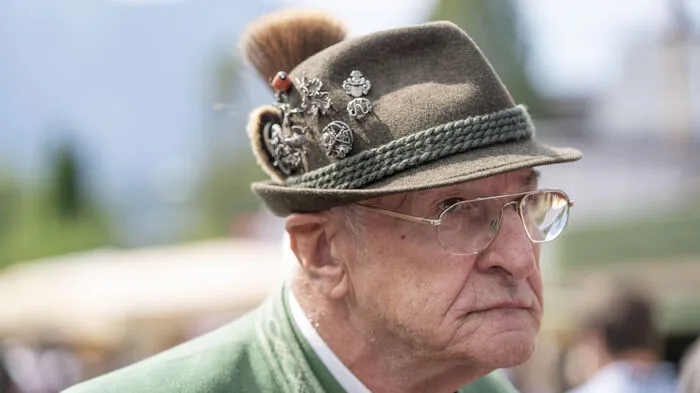 Der Hut steht ihm gut ... Altaussee feiert voll Pracht in Tracht Kirtag und 20.000 gehen hin.