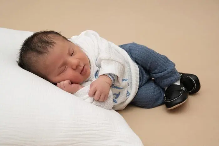 Das ist Kian (3580/50), der kleine Bruder von Aleyna, der seit seiner Ankunft am 21. August den Tagesplan der Familie von Marijam und Arjanit Musaj ordentlich durcheinander wirbelt.