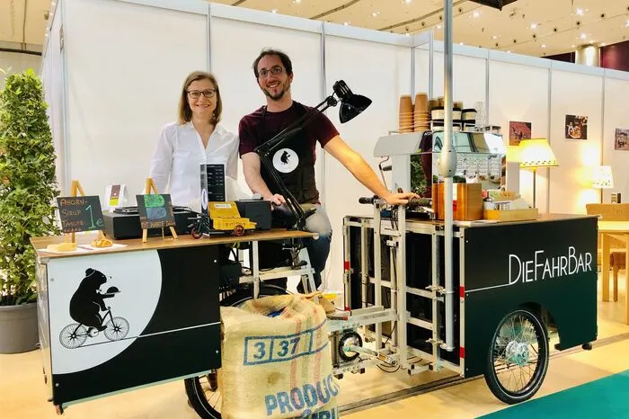 Irene Stockinger (37) und André Lintschig (30) servieren mit ihrer "FahrBar" Kaffee auf Rädern.
