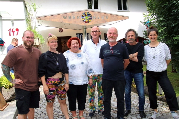Die Ausstellung mit den Werken der Gast-Künstler ist noch bis 16. Juli zu besichtigen, auch darüber hinaus steht das Werkhaus mit angrenzendem Garten zur Besichtigung offen.