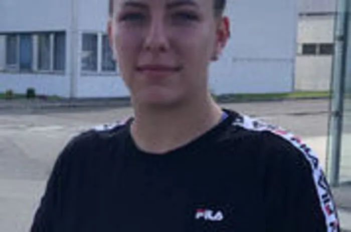 Hannah Schlömmer, Fohnsdorf, Zerspanungstechnikerin bei ATB Spielberg: Das Tolle an meinem Beruf ist, dass ich einen Plan vorgelegt bekomme und am Ende ein fertiges Erzeugnis in Händen halten kann. Etwas herzustellen ist ein gutes Gefühl, das macht mich stolz. Außerdem ermöglicht mir das gute Einkommen, selbst für mich zu sorgen und nicht von anderen abhängig zu sein. Ich hoffe, dass ich nach der ATB-Werksschließung wieder eine solche Stelle bekomme.