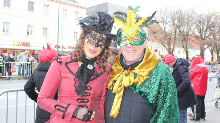 Bürgermeister Ernst Meixner (rechts) hüllte sich in eine venezianische Maske.