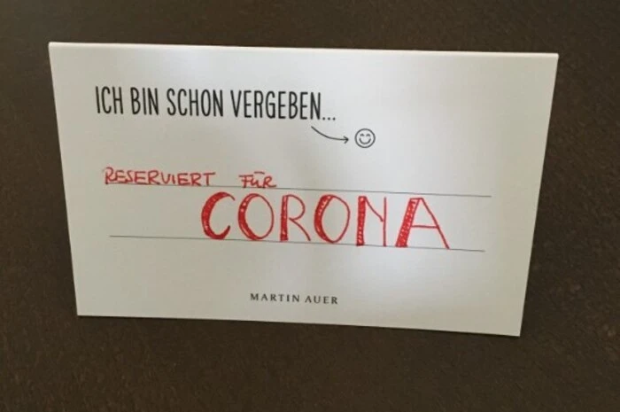 ... der Humor ist geblieben: Dieser Tisch etwa muss wegen des Abstandes frei bleiben.