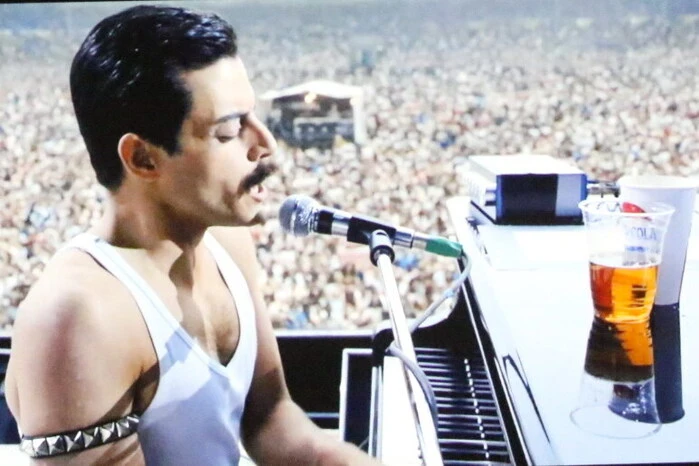Als Freddie Mercury-Fans gesichtet wurden unter anderen Bürgermeister Martin Kulmer, Burgkultur-Obmann Roman Kobald, Filmemacher Günther Werner sowie „Frau in der Wirtschaft“-Bezirksvorsitzende Nicole Mayer.