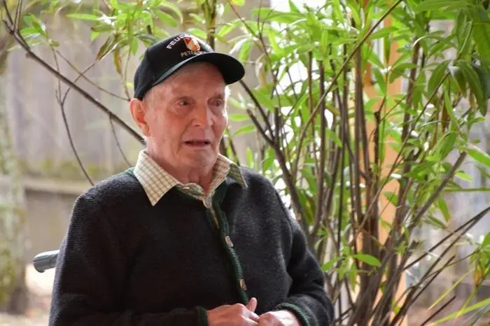 Aufgewachsen ist Peter Feichtner als eines von acht Kindern beim „Gugitzer“ in Laasen, unweit von Althofen. Zwei Geschwister sind inzwischen verstorben. Die Volksschule besuchte er in Peterdorf, ebenso wie seine spätere Ehefrau, wenn auch in einer unteren Klasse. Beruflich war Peter viele Jahre mit seinem Bruder Franz im Bereich Holzschlägern tätig, später bei der Firma Funder in Katsch und anschließend bei der Firma Rauter in Niederwölz beschäftigt.
