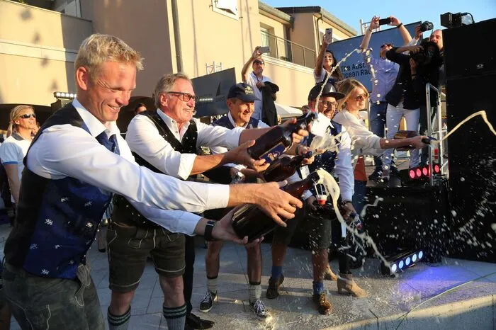Bootstaufe der VO65 mit Pfarrer Jürgen Öllinger und Taufpaten: Skikaiser Franz Klammer, Landeshauptmann Peter Kaiser und Hirter Bier CEO Klaus Möller im Portopiccolo Hafen in Sistiana bei Triest und anschließender Pastaparty