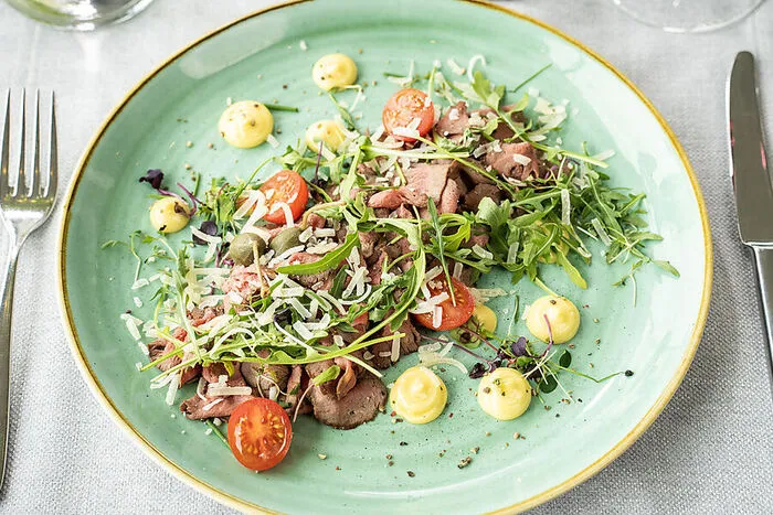 Rinderpaillard mit Bärlauch, Rucola, Grana, Spargel, La Ratte Kartoffeln.