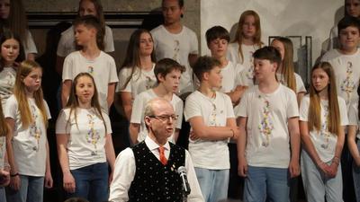 Chorleiter Robert Lücking mit den jungen Sängern 