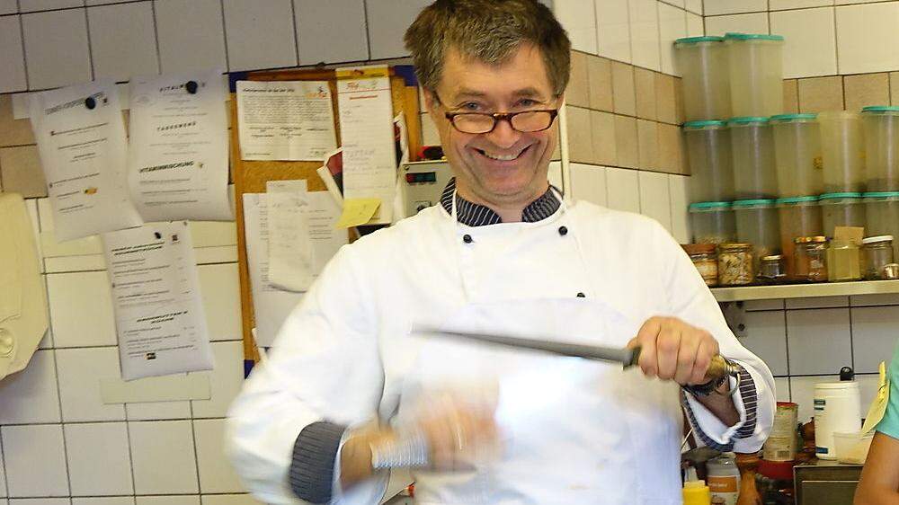 Haubenkoch Johann Wöls vom Restaurant Hubinger kochte das  Gulasch für den Gösser Kirtag 