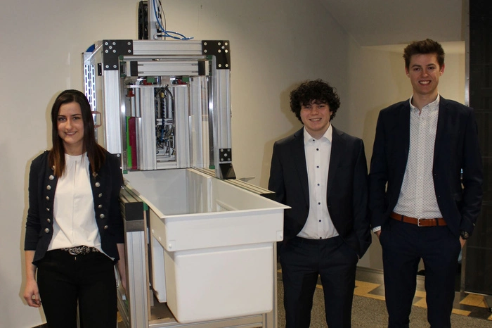 Die drei Lehrlinge der Firma Liebherr, Michelle Waldner, Fabian Hatz und Ambrosius Fasching fertigten mit ihrem Lehrbetrieb diese Anlage, in der sie auch ihre im Zusatzmodul erlangten Kenntnisse der Automatisierungstechnik sehr gut anwenden konnten.