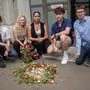 Gruppenfoto der Schüler, vorne sind die Gedenktafeln im Asphalt mit Blumen und Steinen geschmückt | Alexander Mohr, Greta Bugram, Valentina Ajdanov, Tamino Tschernatsch und Markus Schreiber vor den Stolpersteinen beim Lichtenfels-Gymnasium