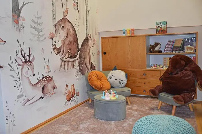 Frauen, die von Gewalt betroffen sind, und ihren Kindern stehen in Tirol vier Frauenhäuser sowie zahlreiche Übergangs- und Frauennotwohnungen zur Verfügung. Im Bild: das 2023 eröffnete Frauenhaus des Vereins „lilawohnt“ im Tiroler Unterland