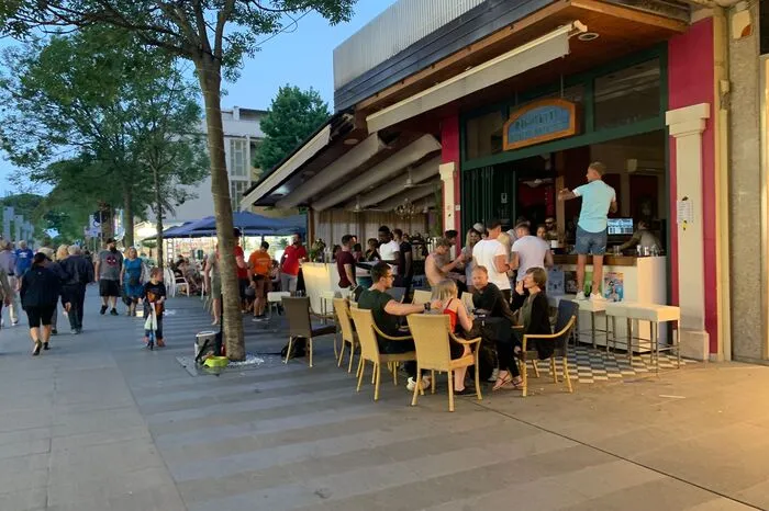 Langsam nahm am Freitagabend das Partywochenende Fahrt auf.