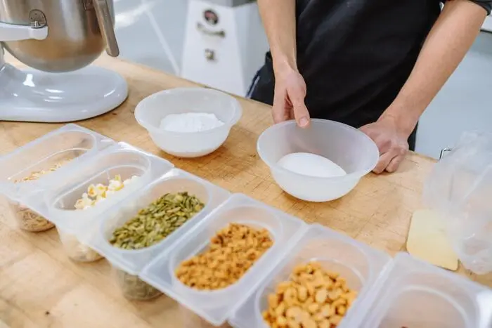 Die Zutaten für ca. 45 Windringerl sind überschaubar: 150 g Eiweiß, 150 g Kristallzucker, 150 g gesiebter Staubzucker, falls gewünscht Lebensmittelfarbe und verschiedene Toppings