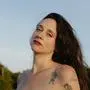 Katie Crutchfield ist die Frontfrau der US-Band Waxahatchee