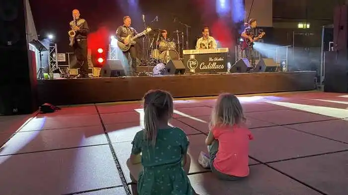 Im Rahmen der Music Fridays traten die "Shakin' Cadillacs" vergangenen Freitag in Gleisdorf auf. Die Bandmitglieder Christian Schäfer, Gernot Muhr, Gerhard Krobath, Marinos Kurda und Robin Rosenblatt unterhielten rund 1000 Gäste mit Musik aus den 50er- und 60er-Jahren.