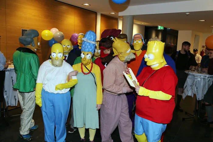 Auch 18 Simsons mischten sich unter die Faschingsnacht Besucher.