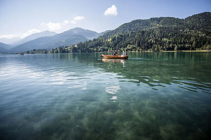 930 Meter über dem Meeresspiegel liegt der Weißensee. Er ist der höchstgelegene der großen Kärntner Badeseen. Gleichzeitig gilt er als kältester See des Landes mit einer Wassertemperatur von 23,5 Grad Celsius im Sommer. Nur an einzelnen Tagen wird er wärmer als 25 Grad.