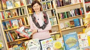Anni Maria Grössl in ihrer Buch- und Kunsthandlung in der Herrengasse in Wolfsberg