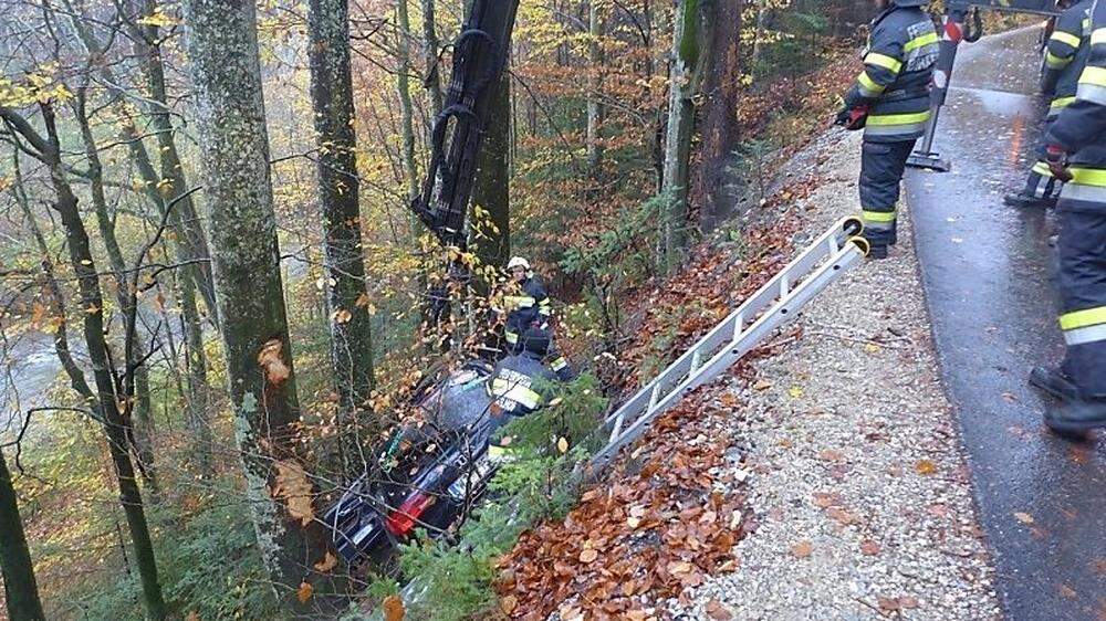 Lange unentdeckter Unfall: Nach Stunden barg die Freiwillige Feuerwehr Koglhof den lebensgefährlich verletzten 29-Jährigen.