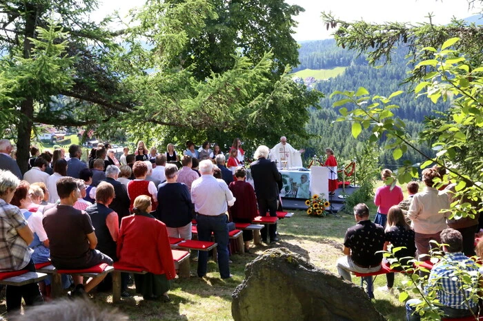 Nach dem Festgottesdienst bei den Dichtersteinen mit Dechant Franz Weißeisen, welcher vom Kirchenchor, Singgemeinschaft, Liturgiekreis Zammelsberg sowie Regine &amp; Christina musikalisch umrahmt wurde, wurde zum Fest rund um die Pfarrkirche geladen. 
