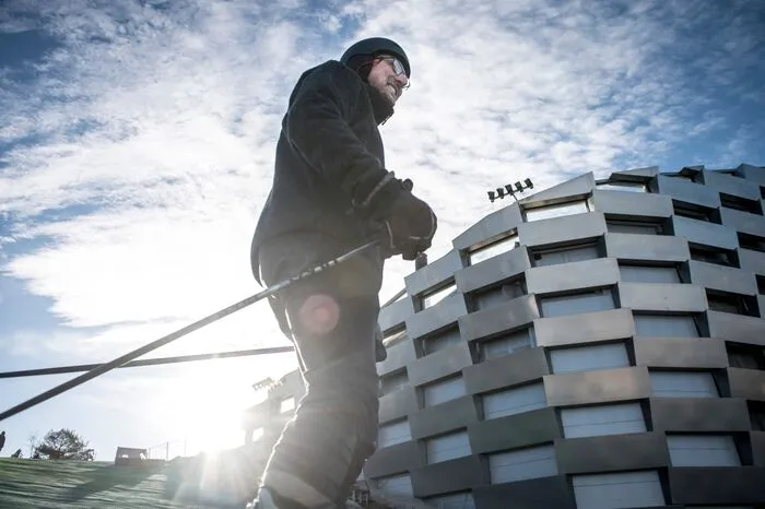 Öffnen sollte die Skipiste eigentlich bereits im Dezember. Wegen ungünstiger Wetterbedingungen verzögerte sich die Installation der grünen Plastikmatten auf der 85 Meter hohen Anlage namens Amager Bakke aber. Nun soll es im Frühjahr etwas mit der Eröffnung werden, wenn auch die obersten Matten liegen.