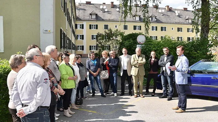 FPÖ-Stadtrat Daniel Kos (rechts) im Gespräch mit Bewohnern des Hauses Alter Sportplatz Nr. 4 in Leibnitz